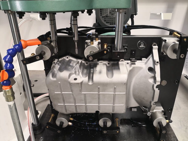 汽车零配件油底壳攻丝加工