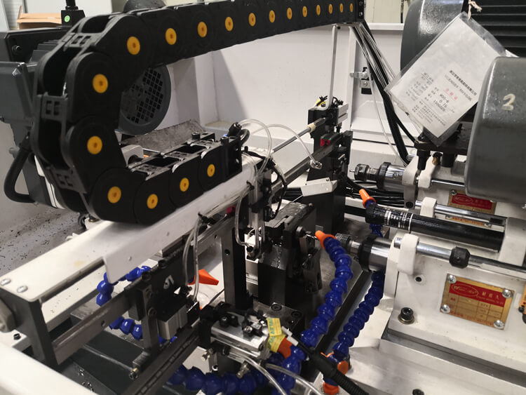 震动盘自动上下料加工案例:零件钻孔攻牙倒角加工