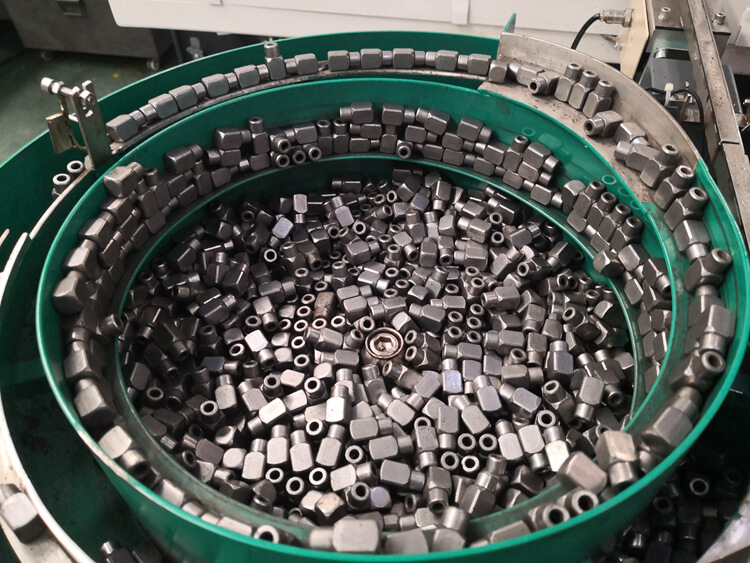 震动盘自动上下料加工案例:零件钻孔攻牙倒角加工